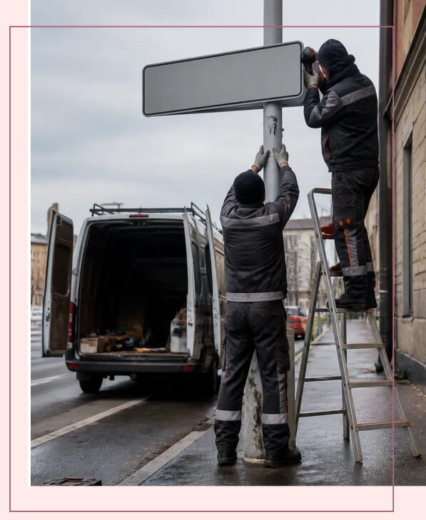 Изготовление уличных указателей под ключ на заказ в Пскове